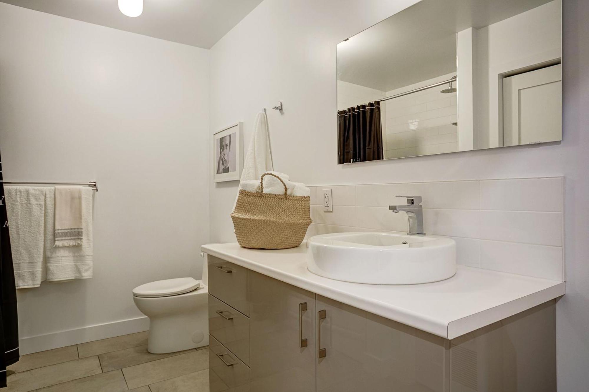 Explore Montreal From Sleek Contemporary Apartment By Den Stays Kamer foto